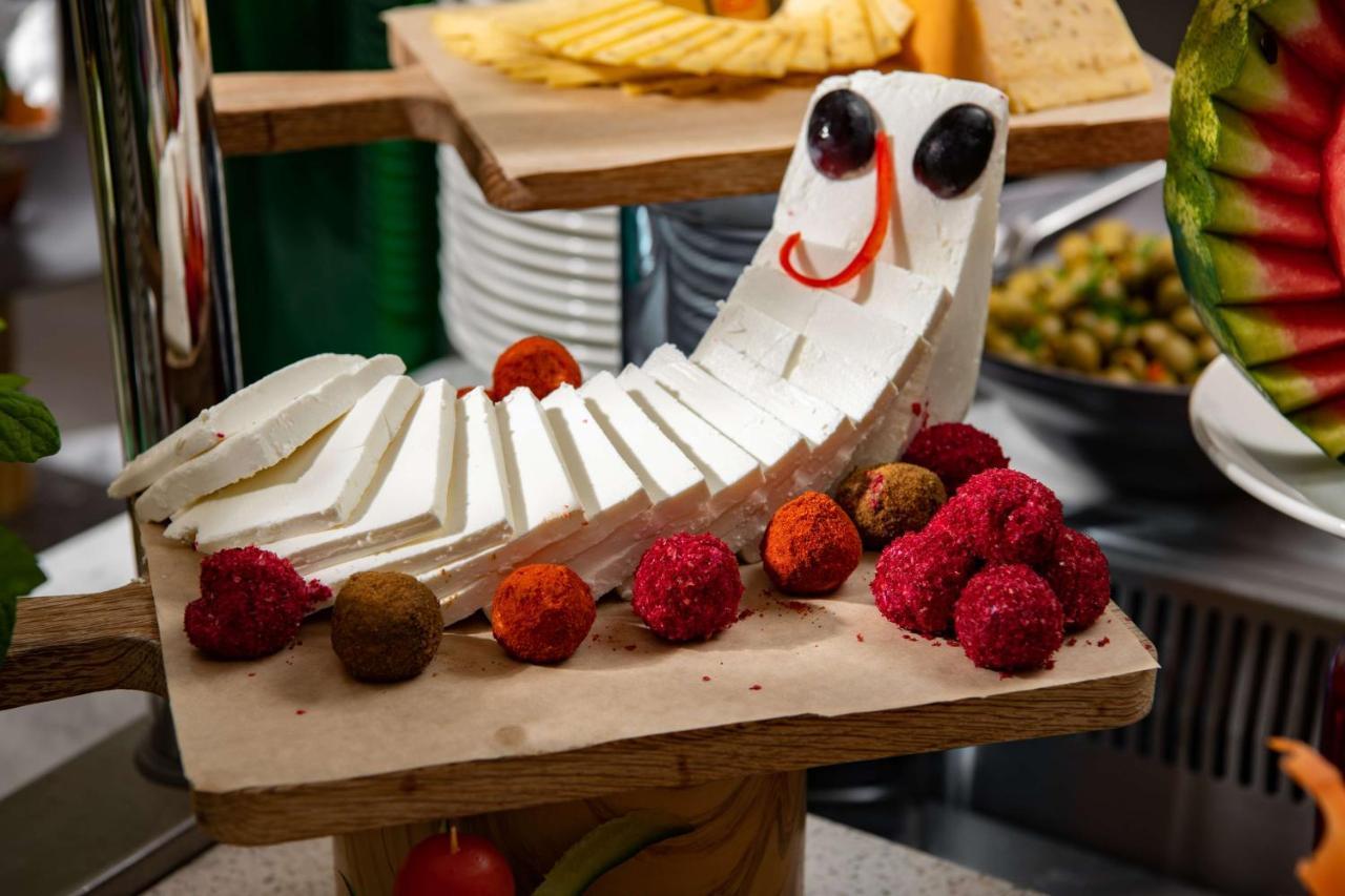 Park Inn By Radisson Makkah Aziziyah メッカ エクステリア 写真 A cheese board with a cheese cat