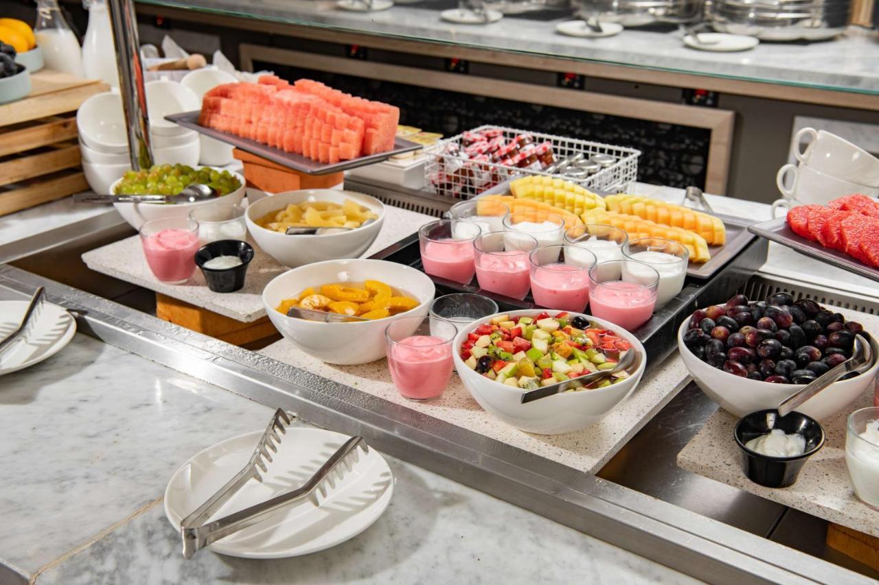 Park Inn By Radisson Makkah Aziziyah メッカ エクステリア 写真 A buffet breakfast at a luxury hotel